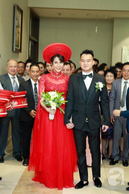 Cô dâu Diệp Lâm Anh và chú rể thiếu gia trao nhau nụ hôn đắm đuối trong lễ đón dâu Cô dâu Diệp Lâm Anh và chú rể thiếu gia trao nhau nụ hôn đắm đuối trong lễ đón dâu